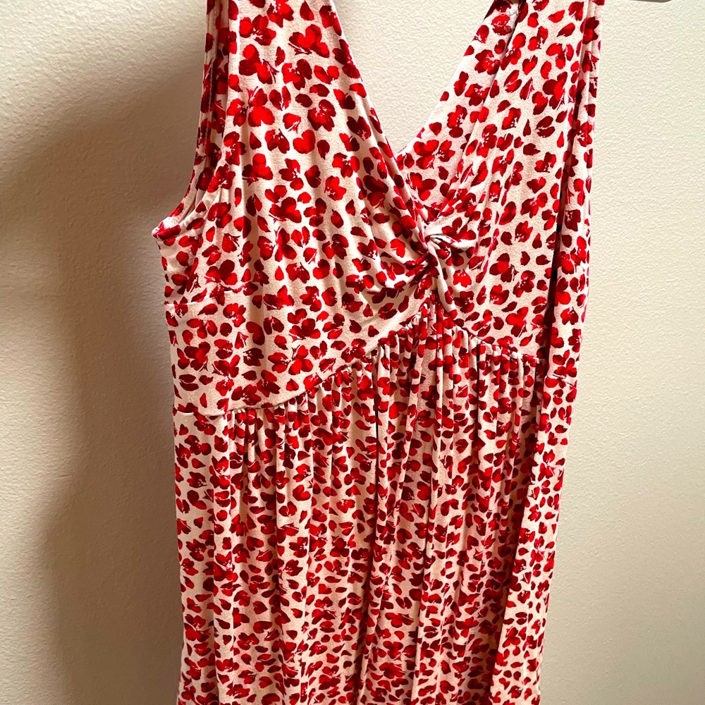 Comfortable & flowy maternity shirt! Fits size small or medium.